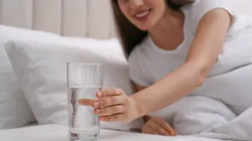 Неоднозначная привычка: нужно ли пить воду перед сном или лучше ждать утра