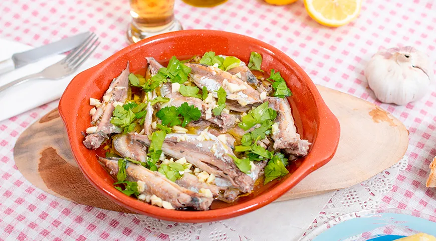 Ставрида с чесноком, оливковым маслом и картофелем