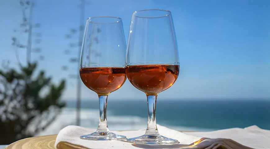 Минимальная выдержка крепленого вина обычно начинается примерно с 3 лет, однако многие вина проводят в бочках гораздо больше времени