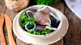 Как вкусно засолить и замариновать скумбрию: 7 проверенных рецептов
