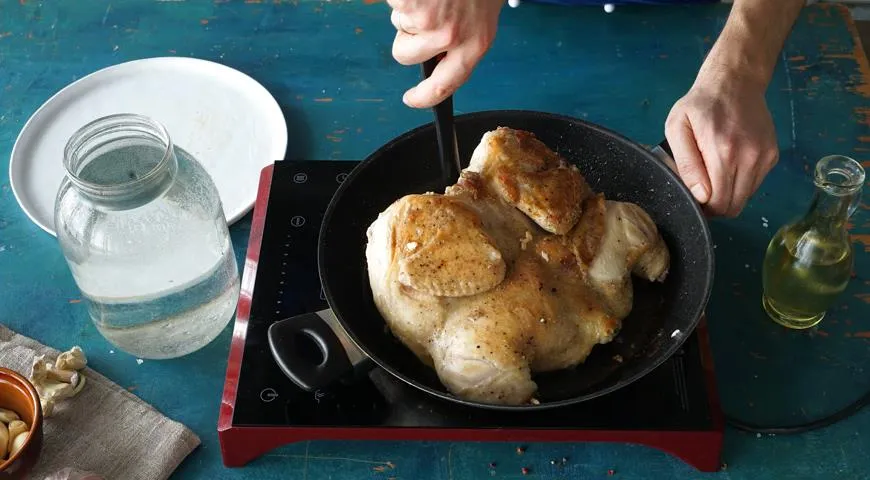 Проще, быстрее и вкуснее всего курицу пожарить целиком, методом цыплёнка табака