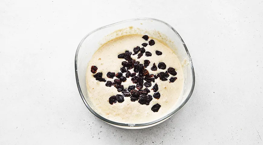 Творожная запеканка с изюмом на сковороде