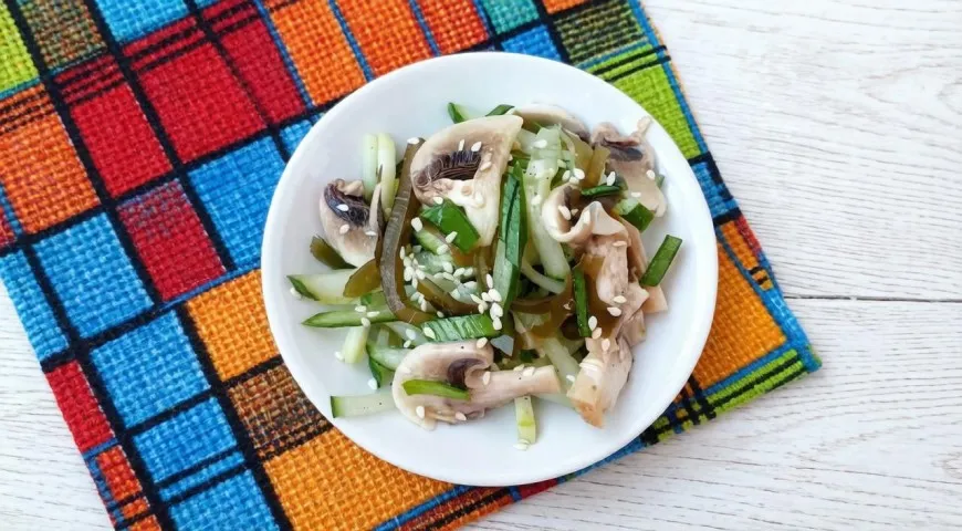 Маринованные овощи с шампиньонами и морской капустой