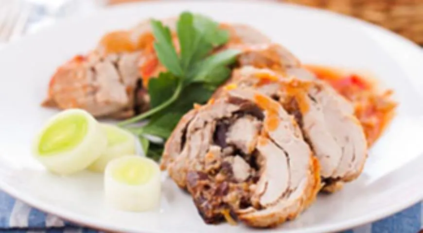 Рулет из свинины со сливами и сладким перцем