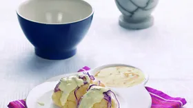 Цветная капуста, запеченная с красным луком и голубым сыром