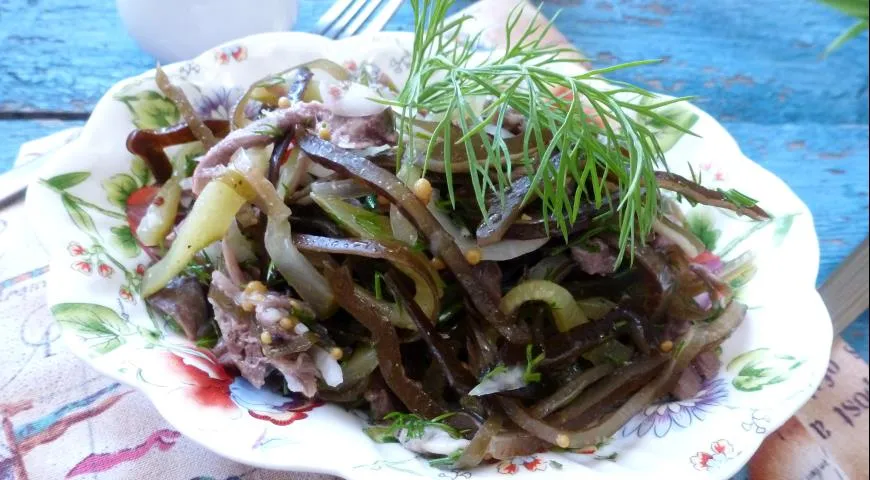 Рецепт салата с отварной говядиной и морской капустой