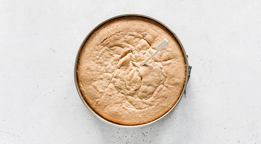 Бисквитный пирог с кремом из творожного сыра, сметаны и сгущенки