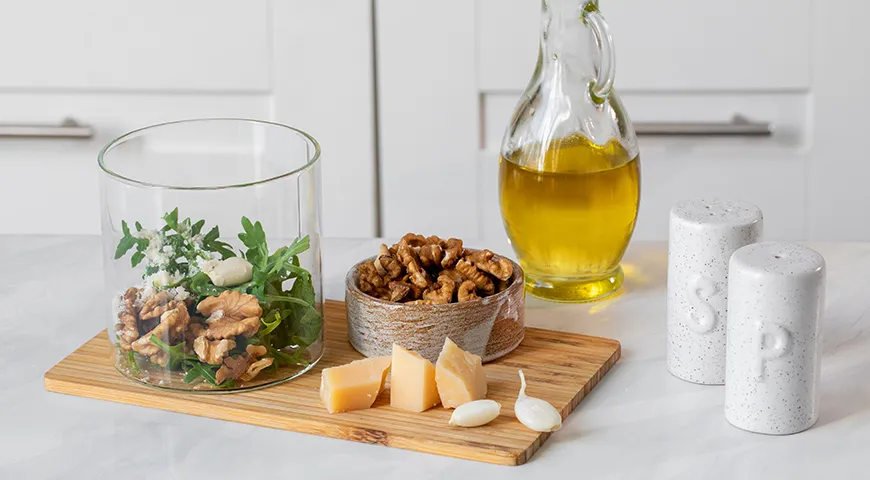 Лосось с песто из руколы и грецкого ореха