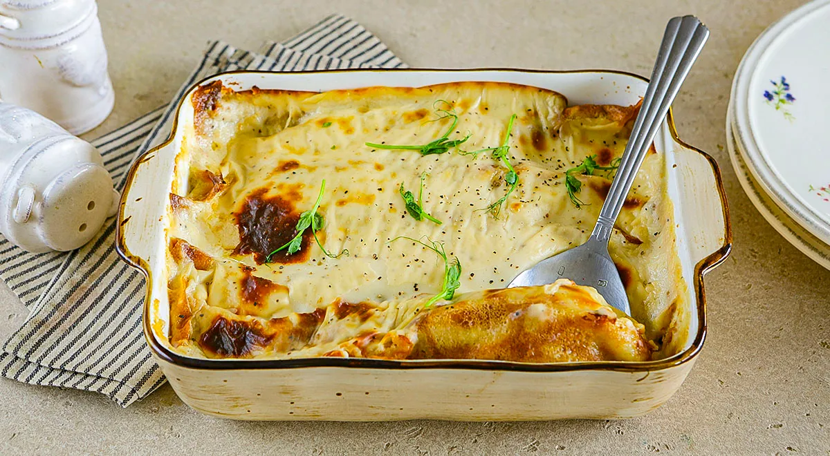 Рецепт блинной запеканки с курицей и брокколи под сырной шапкой из грюйера
