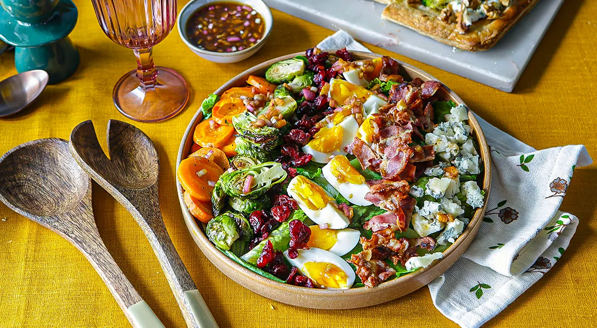 Салат с брюссельской капустой, яйцом и беконом