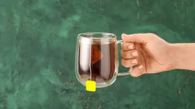 Почему не нужно выжимать чайный пакетик, побывавший в чашке с горячей водой