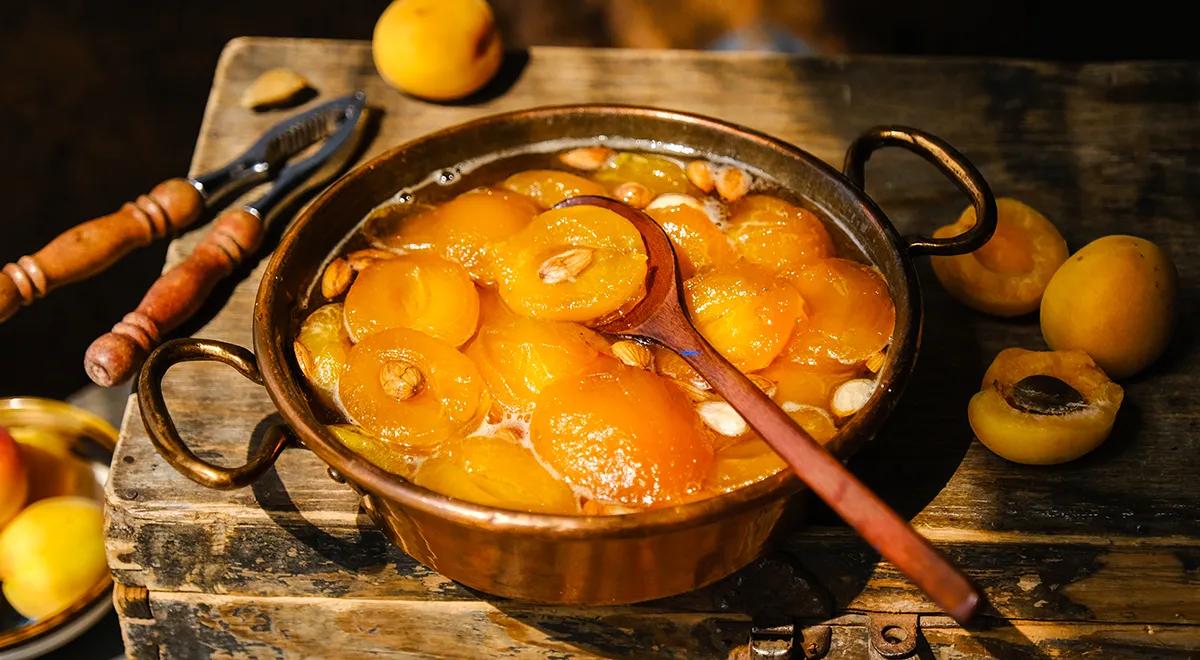 Абрикосовое варенье дольками с косточками