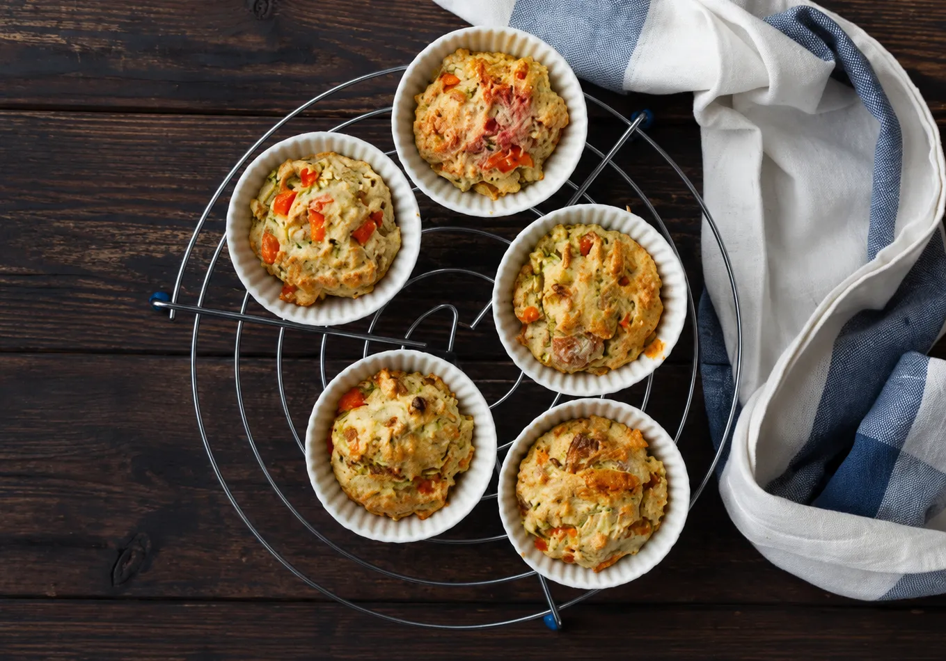 Кексы с кабачками, курагой и пряными травами