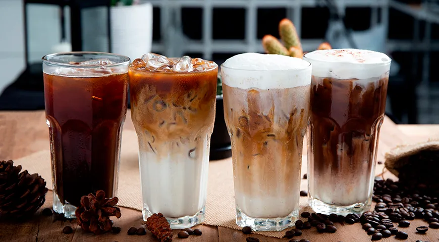 Среди аналогичных напитков айс латте выделяется высоким содержанием молока, что делает его вкус максимально нежным, сливочным и мягким