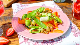 Салат из цукини, горошка и крыжовника