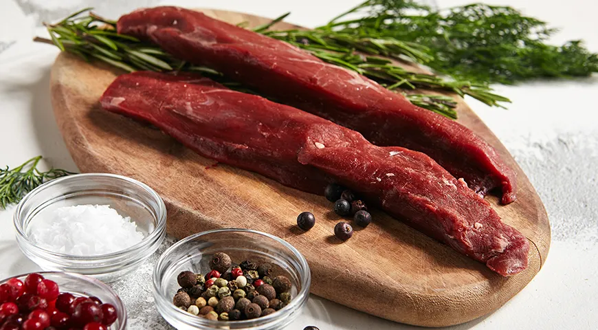 Подходящий для строганины кусок мяса видно сразу: ровный, без лишних прожилок и пленок, направление волокон одно и хорошо читается