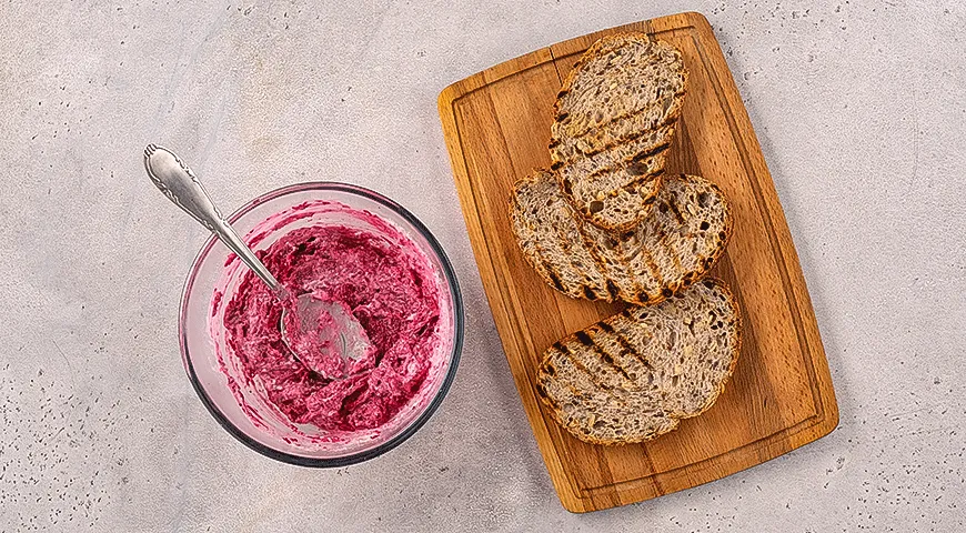 Свекольный паштет с гренками