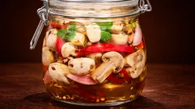Шампиньоны, маринованные с уксусом и чесноком