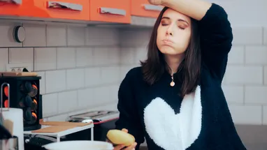 Блогер показал, как ускорить чистку картофеля — и заодно уберечь пальцы от порезов