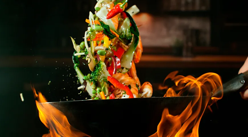 Благодаря самой высокой температуре дымления (271 °C), масло авокадо идеально для обжарки на раскаленной сковороде