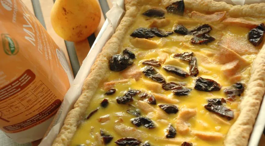 Как приготовить пирог с грушами и сушеным черносливом под сметанной заливкой 
