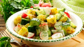 Салат с картошкой, огурцом и редисом