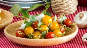Мини-моцарелла и помидоры черри с листочками базилика