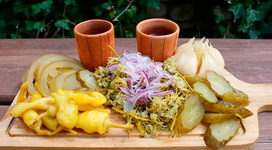 Чача отлично сочетается с соленьями