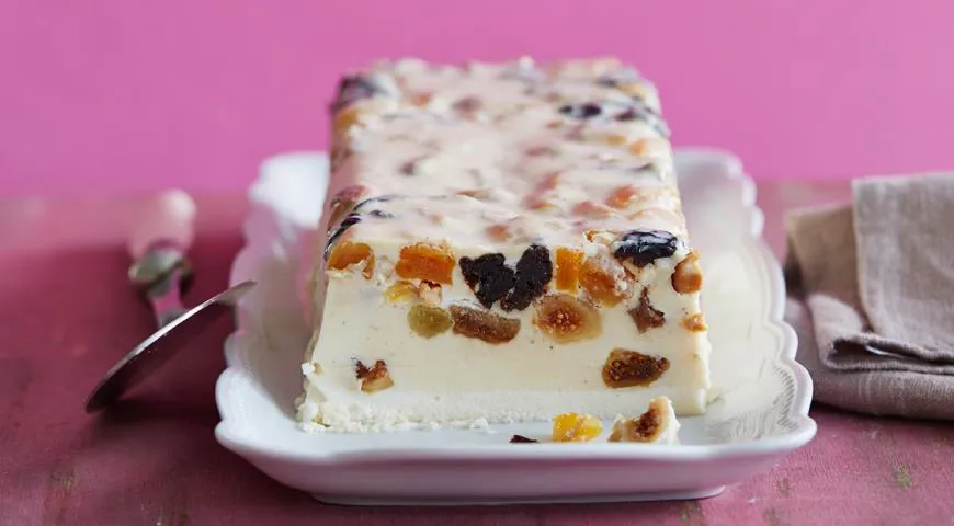 Творожный десерт с орехами и сухофруктами