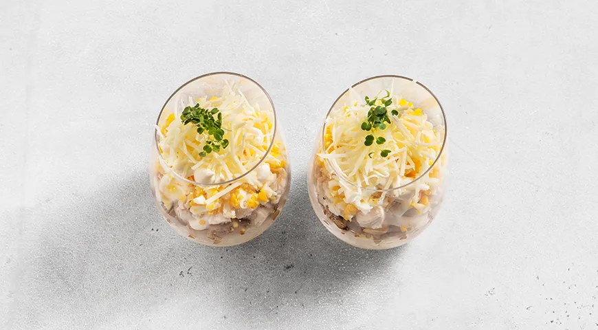 Слоеный салат с курицей, грибами и картофелем