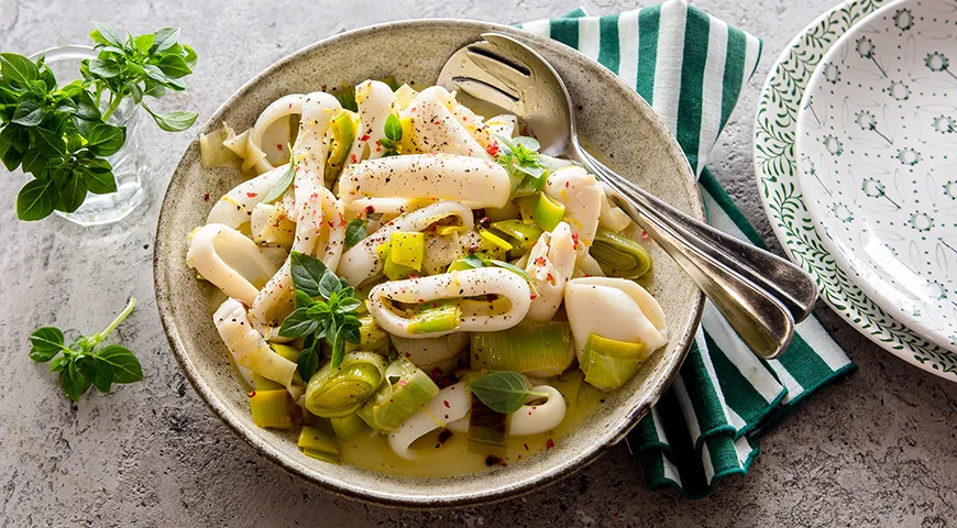 Жареные кальмары с луком-пореем и лимоном