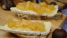 Грушевое варенье с сыром камамбер и каштановым хлебом