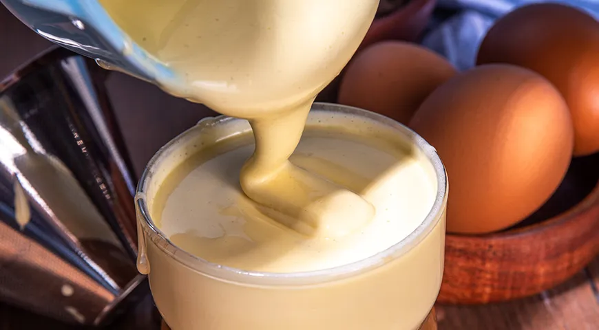 Pâte-à-bombe — классическая база для многих муссов, в том числе тех, что используются для тортов