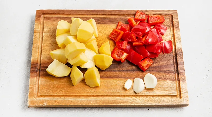 Куриные бедра с картошкой в духовке в рукаве