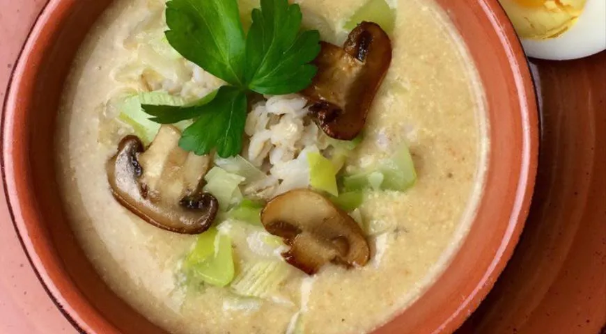 Готовим овощной перловый суп-пюре с луком-пореем и шампиньонами