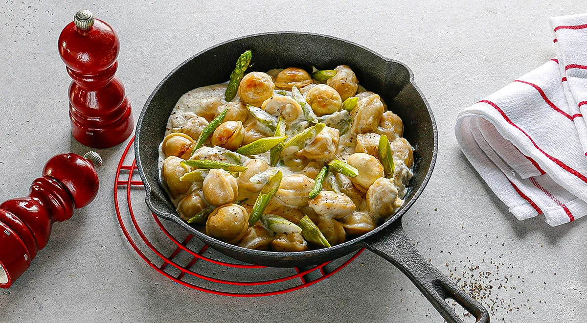 Рецепт жареных пельменей в сырном соусе со спаржей