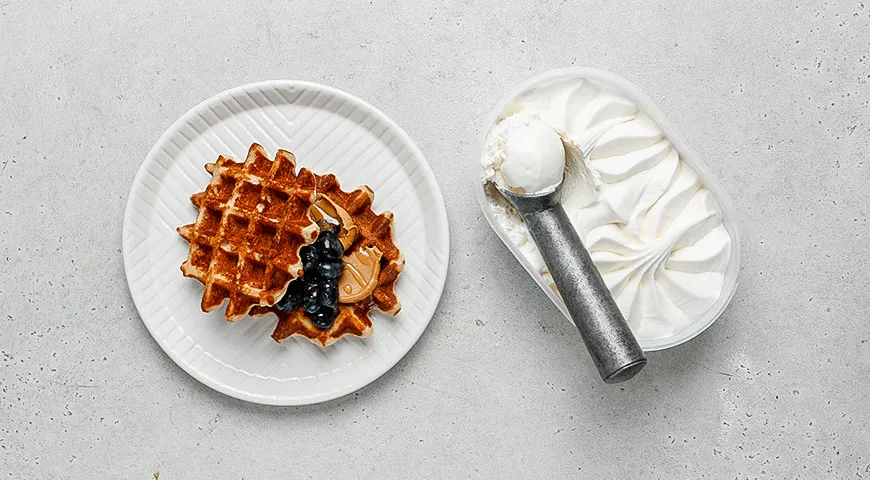 Цельнозерновые вафли с арахисовой пастой, ягодами и мороженым