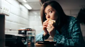 Магазин ближе психолога: названы установки, которые провоцируют переедание