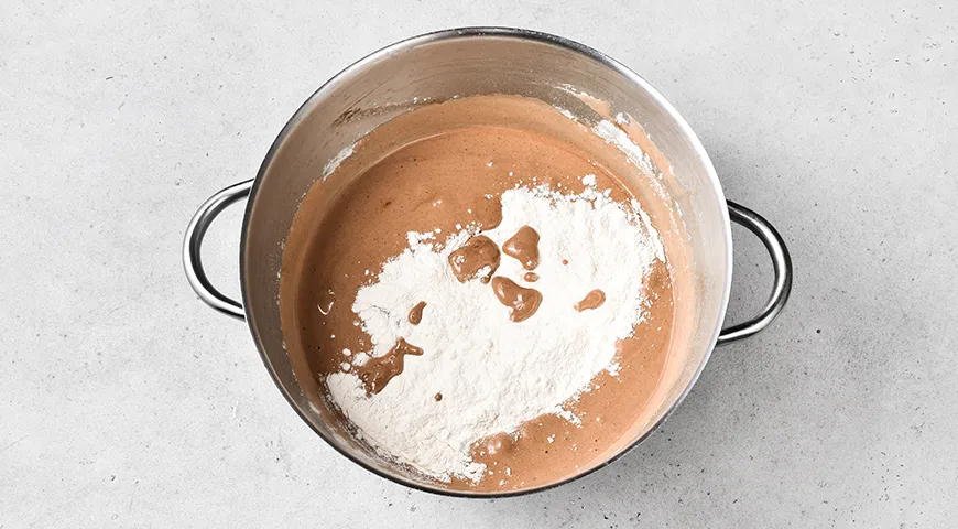 Шоколадный торт со сметанным кремом