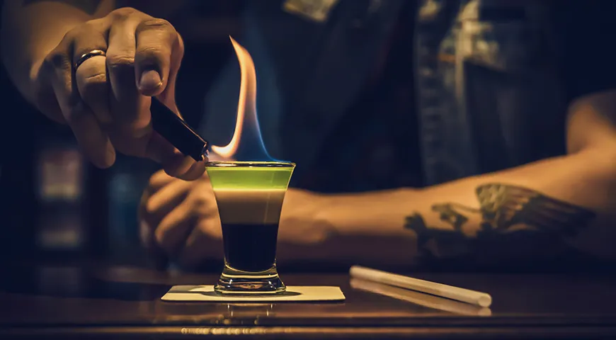 В коктейле «Б-52» апельсиновый ликер смягчает кофейный ликер 