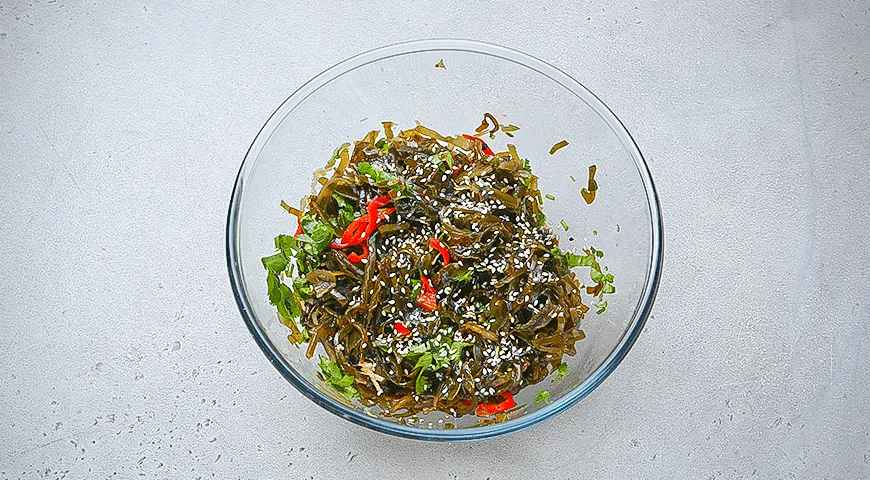Салат из морской капусты с чили-заправкой