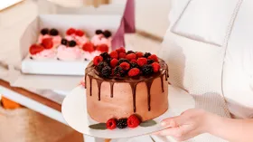 Чем украсить торт в домашних условиях: орехи, крем, попкорн и многое другое