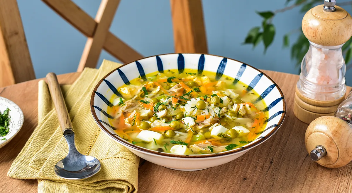 Куриный суп с консервированным горошком и яйцом