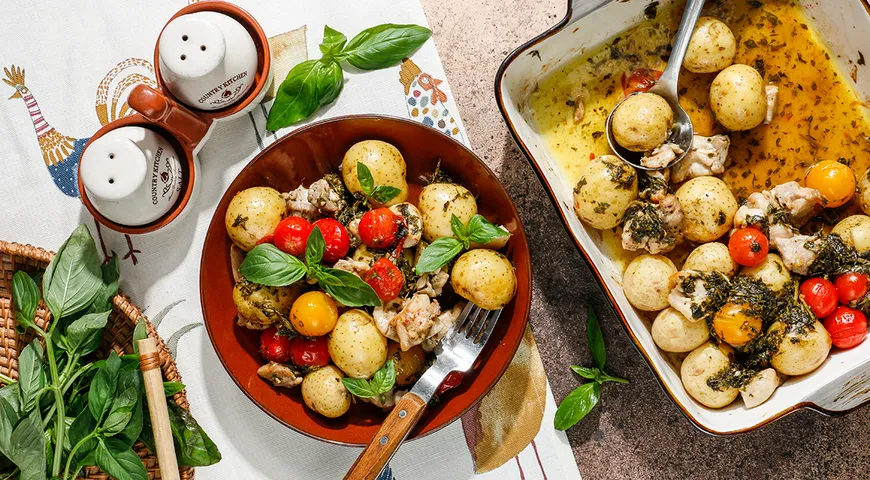 Молодой картофель с курицей в духовке