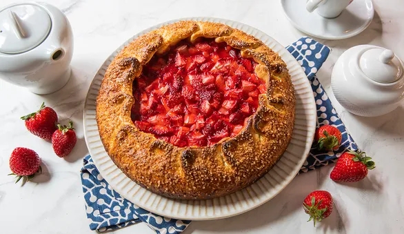 Ватрушка с клубникой