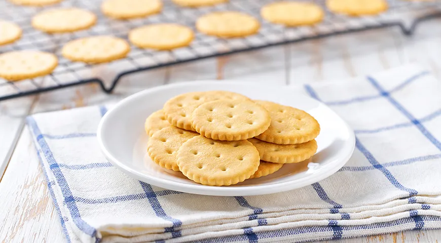 Согласно ГОСТу простые галеты изготавливаются без добавления сахара и жира