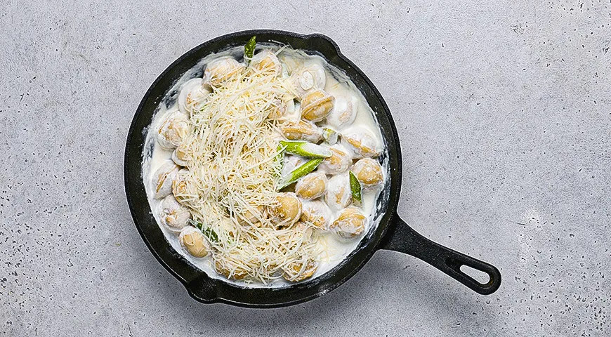 Жареные пельмени в сырном соусе со спаржей