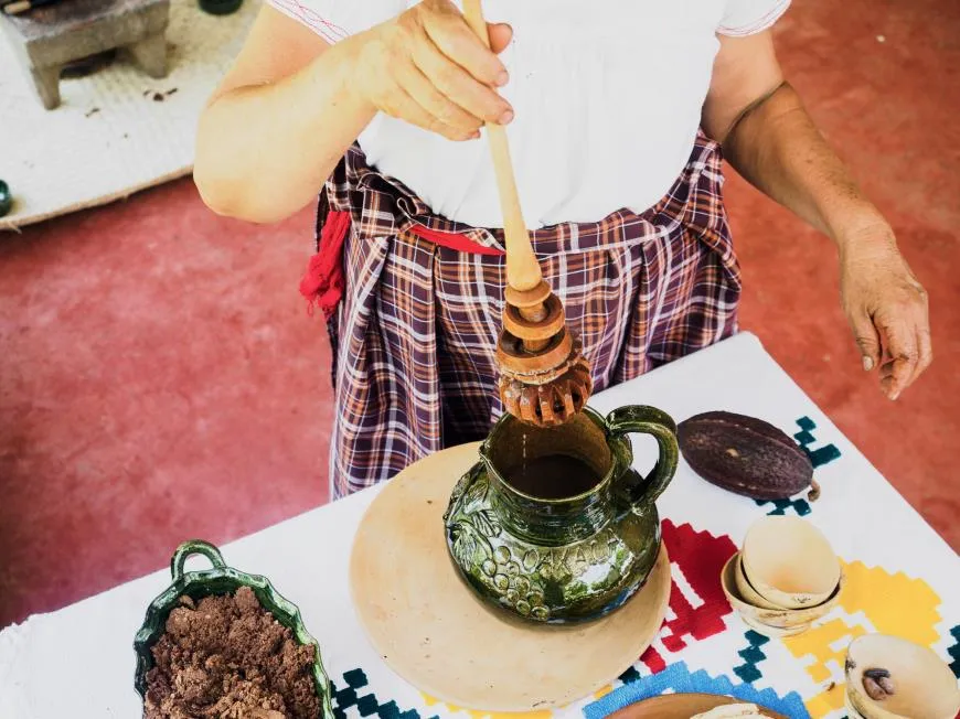 На частной шоколадной фабрике de la Villa Real показывают процесс приготовления напитка, начиная с обжарки какао-бовов. Готовые шайбы из какао-массы, орехов, корицы и сахара продаются килограммами на рынках. Традиционный способ приготовления горячего шоколада подразумевает долгое взбивание специальной палочкой в глиняном сосуде.