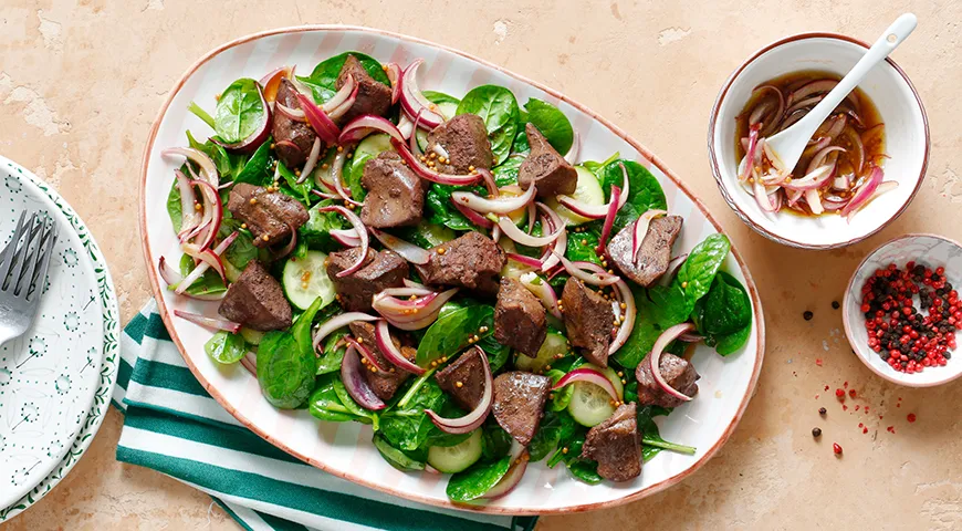 Рецепт салата с куриной печенкой, огурцами и шпинатом (можно использовать куриные почки)