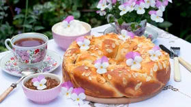 Пасхальный венок с орехами